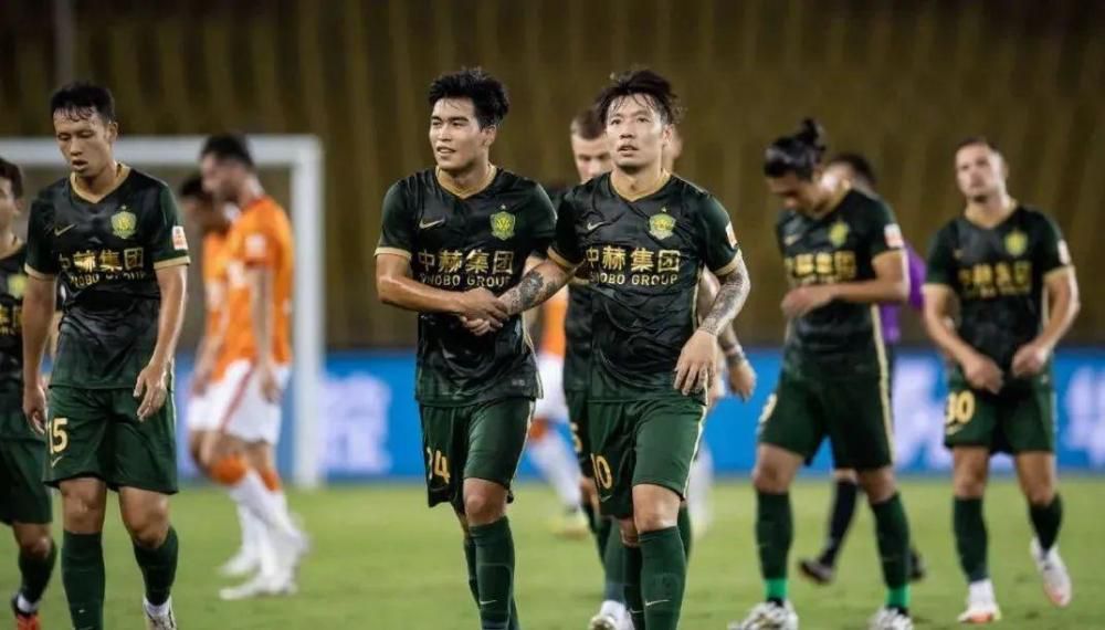 苏成峰又赶忙追问：那她的尸体呢？还在那个男人手里吗？船长回答道：尸体已经被那个男人丢进大海了，我们担心他过来追杀我们，所以就先撤离了......撤离了？。